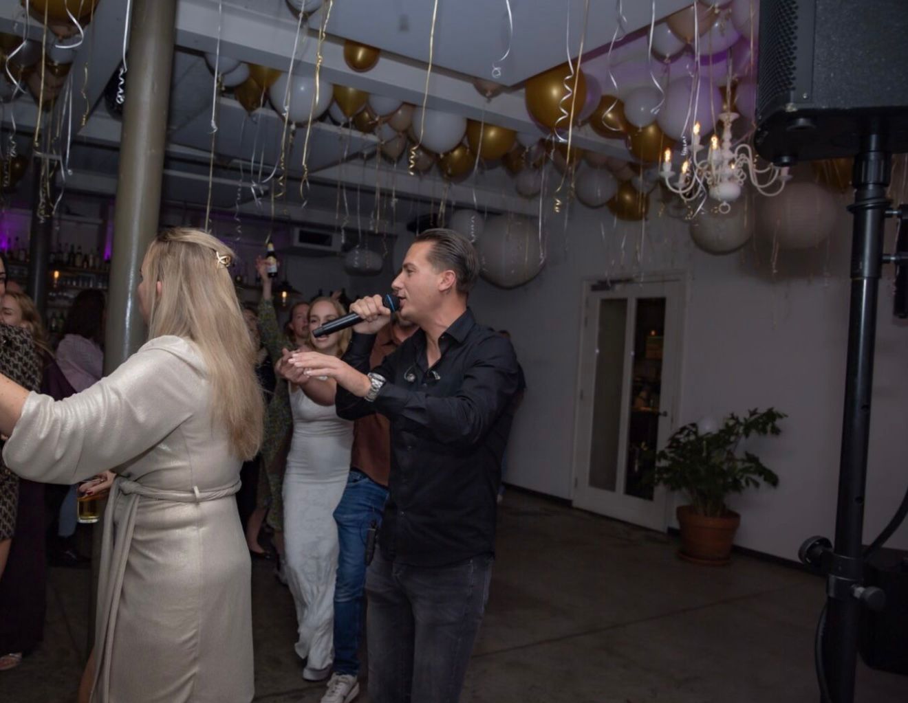 Jermaine Stuiver zingt tijdens een feestelijke live-avond met ballonnen